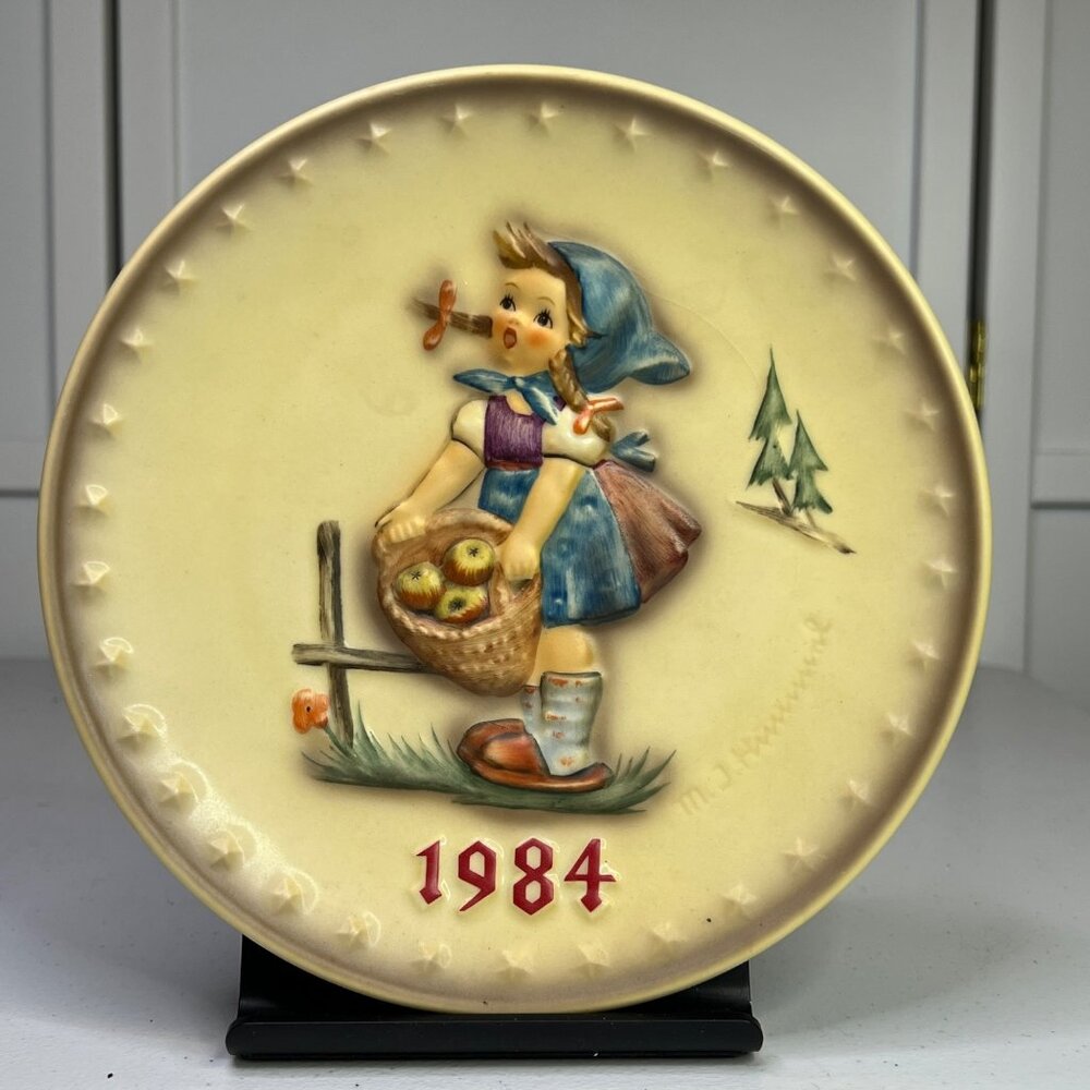 M.J. Hummel 1984 Annual Collectible Plate "Little Helper" 14th Edition Goebel Ge